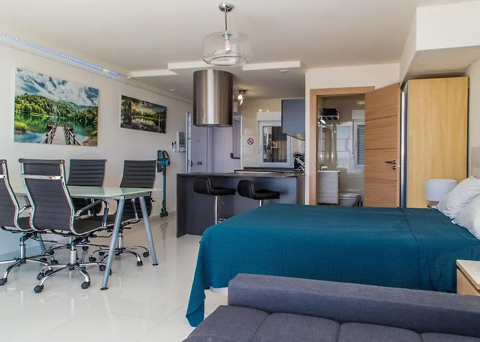 First Line P. Banus Sleeps 4 * Marbella